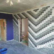 В рамках косметического ремонта стена оформлена декоративным кирпичом.
Использованы материалы: плиточный клей, грунтовка, малярный скотч и краска.
Создана текстура, имитирующая натуральный кирпич, с аккуратной покраской.