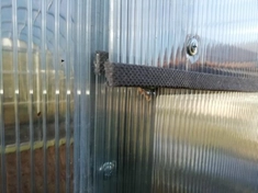 Защита торцов поликарбоната / Нахлест форточки на дверцу