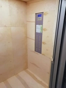 Вид направо.  Осуществил обшивку стен фанерой, работая над большим лифтом. В процессе использовались качественная фанера, инструменты для точной установки и отделки.