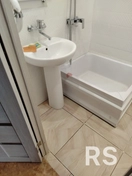 Демонтаж чугунной ванны, разводка труб для нового подвода воды и установка поддона.