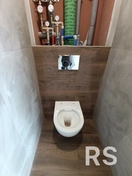 Замена труб, установленных застройщиком, и установка сантехнической инсталляции.