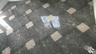 Укладка керамогранита на пол по диагонали со вставками