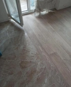 Укладка керамической плитки на пол в один уровень с паркетной доской (без порога)