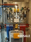 Установка сантехнических труб и фитингов. Использовались трубы, соединители, герметик. Промеряли, соединяли, закрепляли, заполняли.