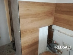 Подготовка и выравнивание стен.
Нанесение клея и укладка плитки.
Завершение работ и проверка уровня.