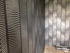 Поклейка монохромных обоев со сложным рисунком