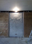 Барельеф по сюжету одного из альбома группы Пинк флойд