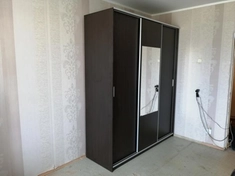 Сборка шкафа проведена аккуратно и по всем стандартам. Использованы крепежные элементы для прочной фиксации деталей. В процессе сборки установлены каркас, полки, двери, а также проведена регулировка фурнитуры для плавного открывания.