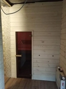 Отделка выполнена имитацией бруса, использован качественный сосновый материал, обработанный антисептиком. Панели крепились с помощью скрытого крепежа, создавая ровную поверхность. Завершили работу нанесением защитного слоя лака.