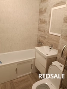 Укладка керамической плитки на стены в ванной комнате. Использовались клей, плитка, рейки. Отмеряли, выравнивали, клеили, закрепляли.