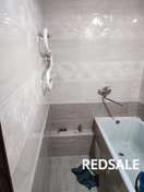 Ванная комната: укладка плитки на стены и пол, а также монтаж посуды с декоративной отделкой.