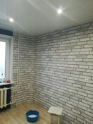 Косметический ремонт квартир включает в себя обновление отделки стен, потолков и пола. Использовались современные материалы для покраски, поклейки обоев и укладки ламината.