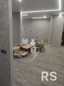 Пол обновлен с использованием современных напольных покрытий.
Стены оклеены новыми обоями для освежения интерьера.
Установлены новые плинтуса для завершения отделки.