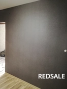 Воплотил идеальную поклейку виниловых обоев: применил высококачественный клей, аккуратно вырезал и выровнял обои, обеспечивая ровное и долговечное покрытие.