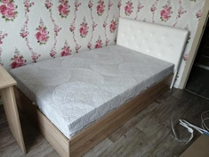 Сборка кровати выполнена качественно и аккуратно. Использованы прочные крепежи и инструменты для точной подгонки деталей. Процесс включал сборку каркаса, установку ламелей и надежную фиксацию всех элементов.