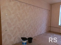 Поверхность стен тщательно подготовлена: выровнена и прогрунтована.
Обои аккуратно подогнаны и наклеены с учетом рисунка и без зазоров.