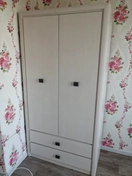 Сборка шкафа выполнена с учетом всех технических требований. Использованы мебельные стяжки, шурупы и уголки для жесткости конструкции. Процесс включал установку каркаса, монтаж полок, дверей и регулировку фурнитуры.