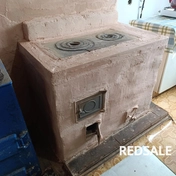 Проведён ремонт печи: покраска, штукатурка, монтаж дверцы и металлического листа, расширение вытяжного канала, герметизация плиты и чистка дымохода.