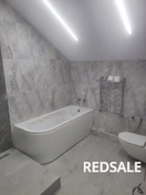 Плитка 30×40 в двух тонах.
Изготовлен душевой подиум на который в дальнейшем установят стеклянные створки
На полу керамогранит 40×40.