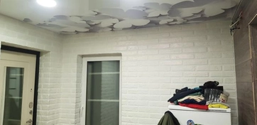 Декоративная штукатурка "кирпич". Натяжной потолок с фотопечать.