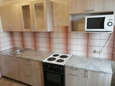 Сборка кухни выполнена с максимальной точностью и аккуратностью. Использованы качественные крепежные материалы для надежной фиксации. В процессе были установлены шкафы, столешница, фурнитура, проведено подключение техники и выполнена регулировка дверей.