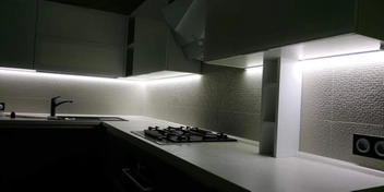 Монтаж светодиодной ленты под кухонными шкафами.
Использованы самоклеящиеся элементы, проводка скрыта для аккуратного вида.