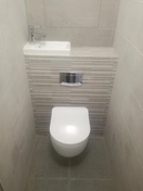 Установка и отделка инсталляции со встроенным умывальником.