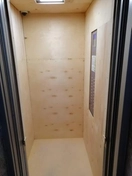 Обшивка лифта фанерой в новостройке. Использовались высококачественная фанера, инструменты для точной установки и отделки. Результат - долговечная и эстетичная поверхность.