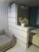 Применен декоративный камень с текстурой под натуральный сланец. Основа тщательно загрунтована и выровнена. Камень уложен вручную, с соблюдением уровня и минимальных швов для естественного вида.