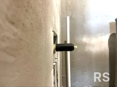 Монтаж скрытого гигиенического душа. Установлены надежные трубы и фитинги. Произведена аккуратная штукатурка и покраска.