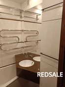 Для укладки плитки на стены в ванной использовались: кафель, клей, раствор. Поверхность подготовлена, плитка уложена аккуратно, закреплена. Работа проведена профессионально, обеспечивая эстетичный и долговечный результат.