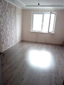 Косметический ремонт квартиры выполнен с обновлением стен, потолков и полов. Использованы экологичные краски, виниловые обои и ламинат. Работы включали замену плинтусов, шпатлевку стен и установку новых розеток.