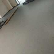 Укладка коммерческого гетерогенного линолеума на заводе "Горизонт"