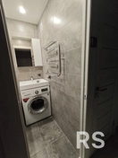 Работы включали демонтаж старых конструкций, установку новой сантехники и косметический ремонт, создав комфортное и функциональное пространство.