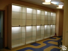 Сборка витрины в магазине