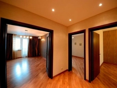 Косметический ремонт квартиры выполнен с акцентом на обновление и освежение пространства. Использованы нейтральные оттенки, чтобы создать гармоничную атмосферу. Применялись обои, свежая покраска стен и обновленная сантехника.